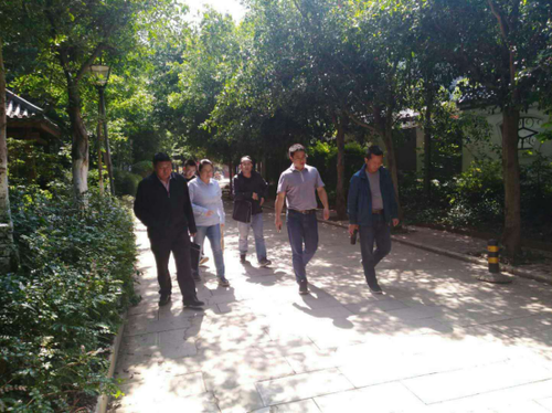 环保政务信息第26期 县委常委、县纪委书记、县监察委主任周定龙同志组织相关部门对南塘河环境综合整治情况进行巡查250