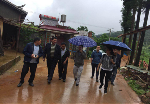 县残联组织相关科室到中屏镇督促检查残疾人家庭无障碍改造项目实施情况102