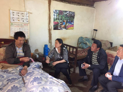 县残联组织相关科室到中屏镇督促检查残疾人家庭无障碍改造项目实施情况421