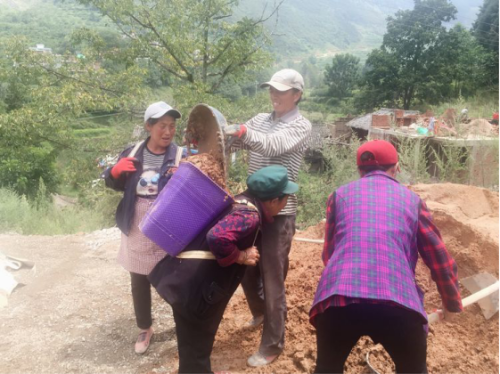 马鹿塘乡简报41期马鹿塘乡普德村委会众人拾柴火焰高,全力冲刺农危改8月26日172
