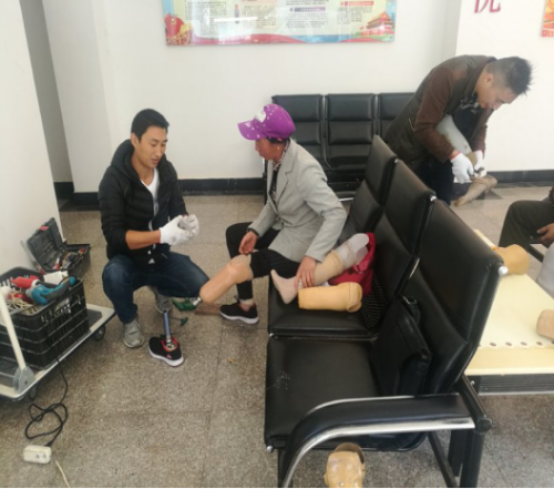 禄劝县残联免费为符合条件残疾人装假肢20