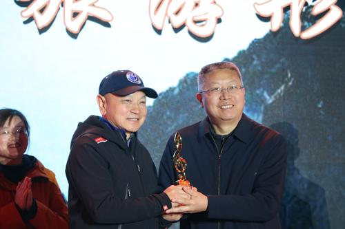 县委书记张先宝授予金飞豹先生荣誉证书