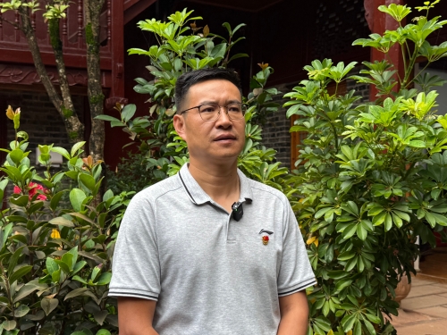 九龙镇党委副书记、镇长刘源