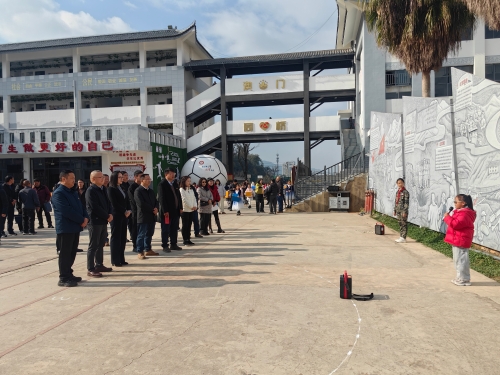 红领巾讲解员讲述了红军长征过铁索桥的故事