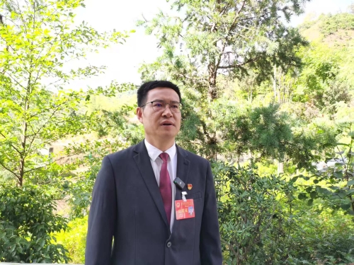县人大代表  刘源